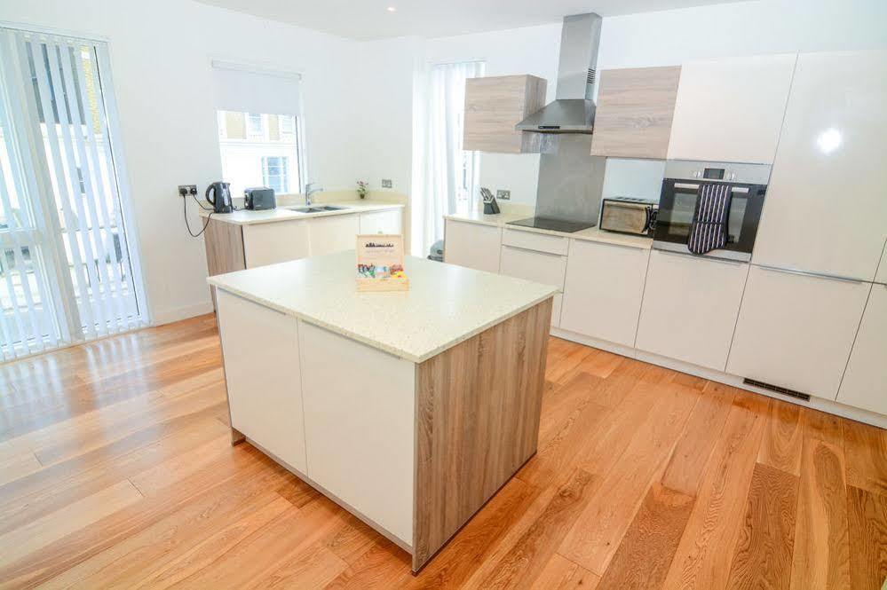 Apartment Wharf - Cambridge Av Лондон Екстериор снимка