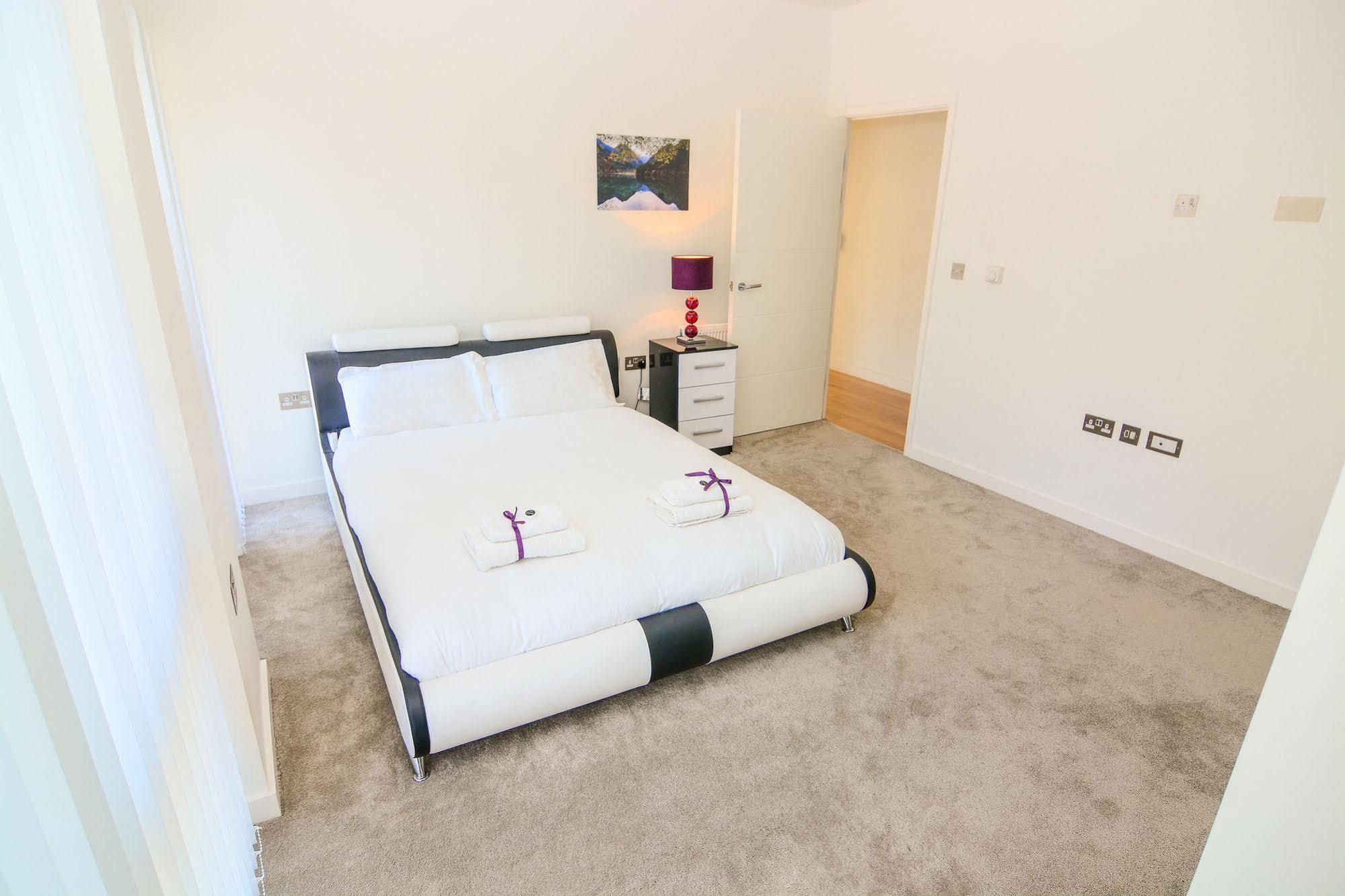 Apartment Wharf - Cambridge Av Лондон Екстериор снимка
